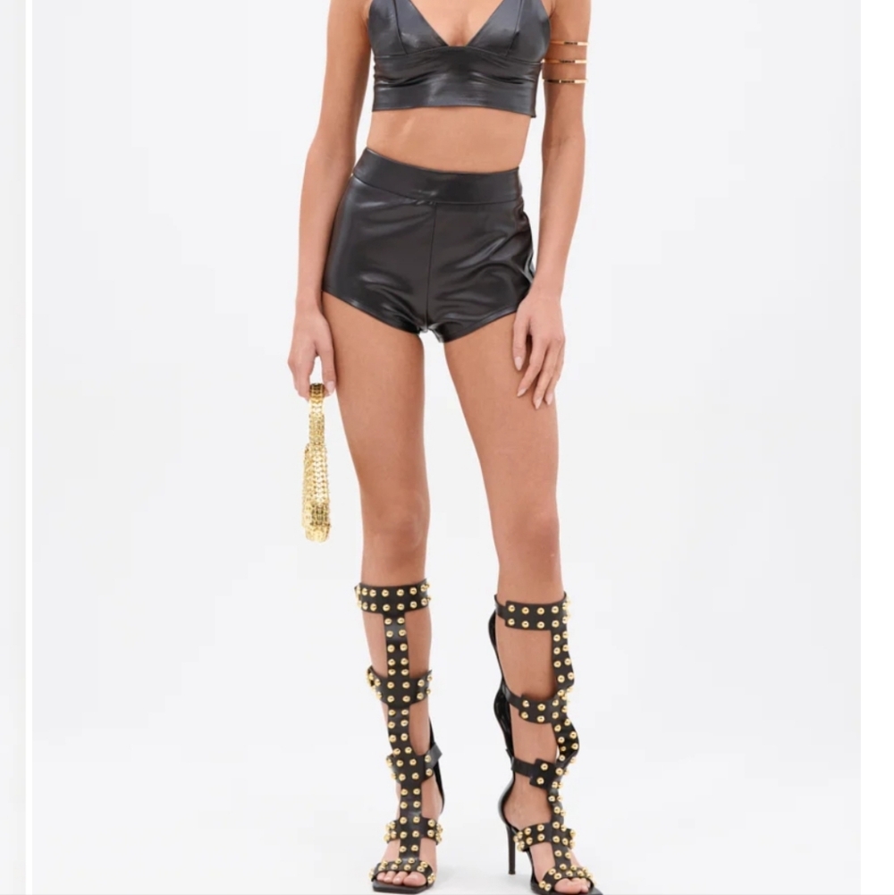 TOO HOT FAUX LEATHER HOT SHORT - L